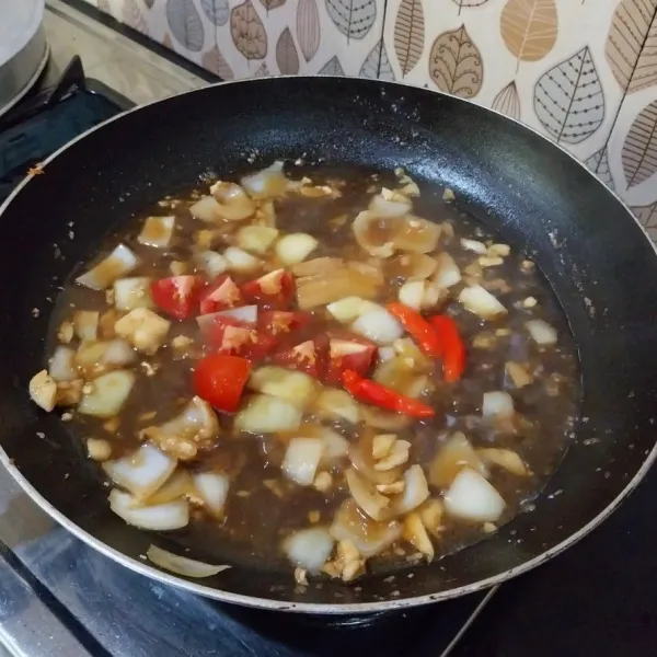 Masukkan tomat dan cabe, masak setengah menit, atau bisa langsung padamkan api.