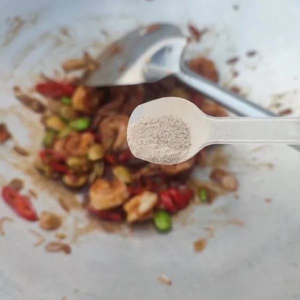 Tambahkan merica bubuk dan kaldu jamur. Koreksi rasa kembali, masak sampai bumbu meresap dan sajikan.