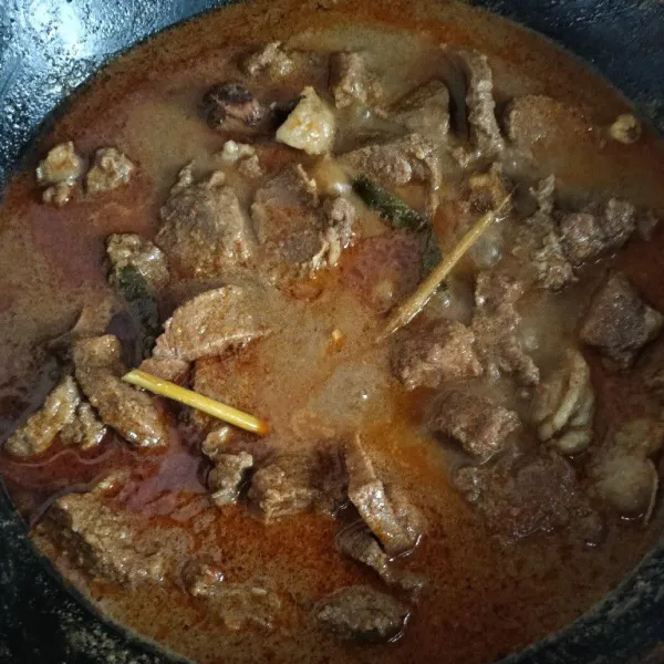 Jika sudah mulai menyusut, masak dengan api kecil sambil di aduk terus supaya tidak gosong. Jika kurang empuk bisa di tambahkan air lagi. Masak hingga kering atau sesuai selera. Angkat.