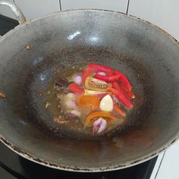 Goreng bahan sambal hingga layu.