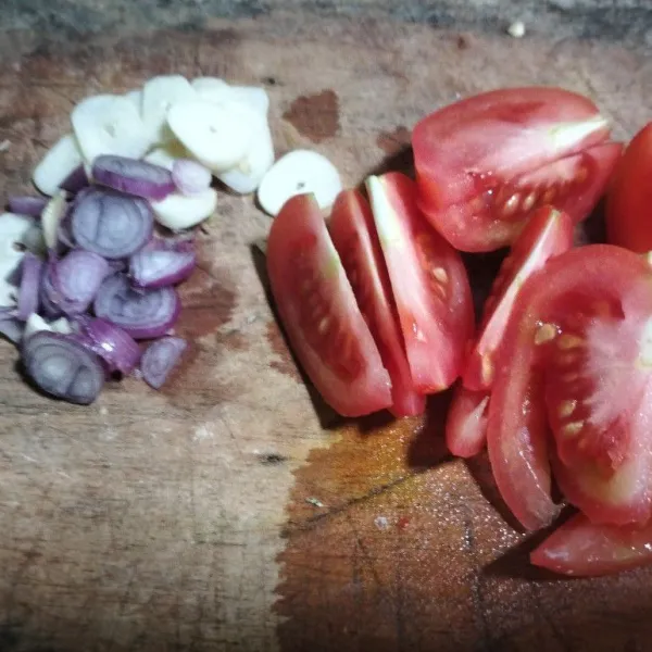 Potong tipis bawang merah, bawang putih, dan tomat.