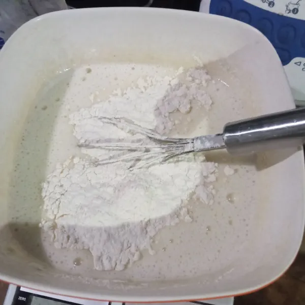 Tambahkan tepung terigu sedikit demi sedikit sambil diaduk agar tidak bergumpal dan bergerindil.