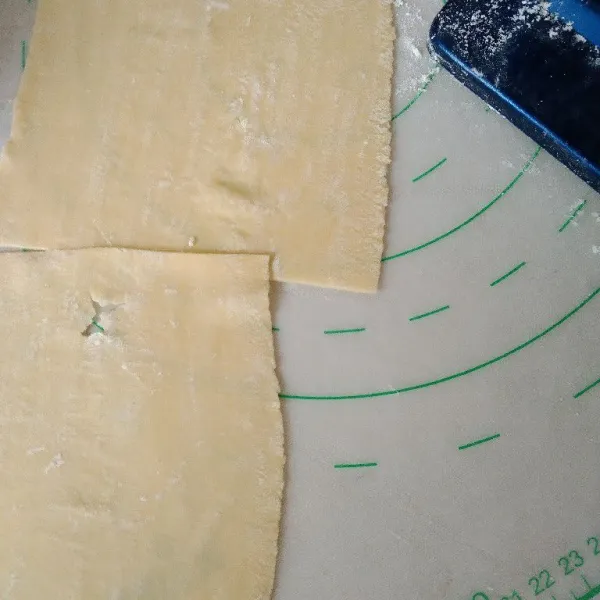 Pipihkan adonan pasta dengan rolling pin atau mesin noodle