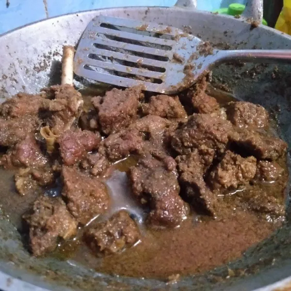 Masak hingga mengering. Versi saya, tidak sampai kering, ada kuah sedikit karna nanti waktu dipanaskan juga airnya akan susut. Asalkan daging empuk dan bumbu meresap