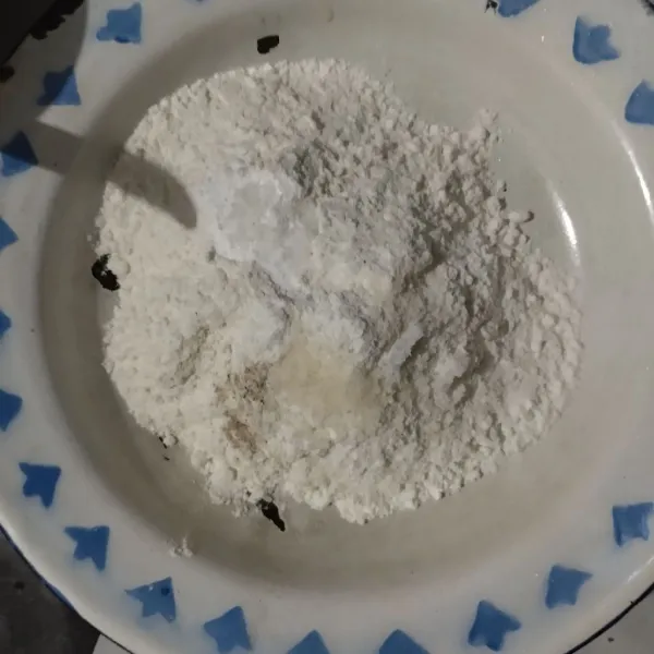 Campurkan tepung terigu, tepung maizena, lada bubuk,  bawang putih bubuk, soda kue, dan kaldu bubuk dalam satu wadah.