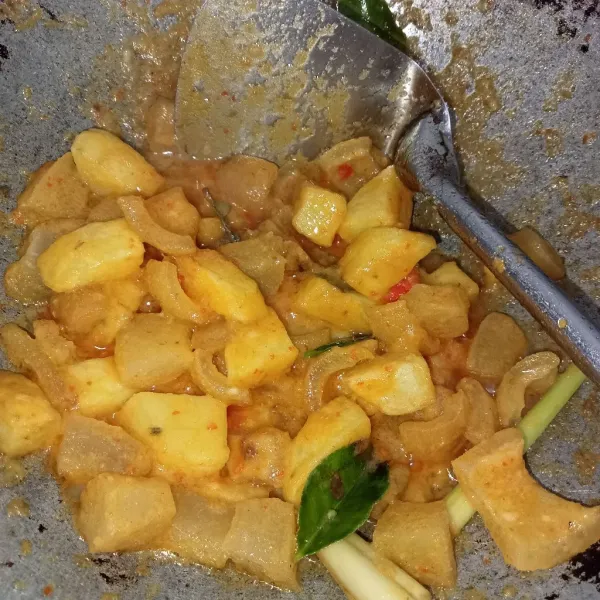 Masak hingga mengental, tes rasa dan matikan api. Sajikan.