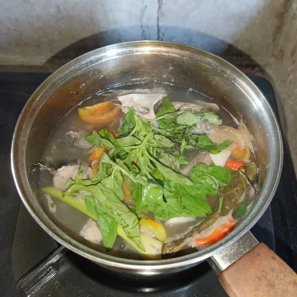 Masukkan kemangi dan daun bawang, koreksi rasanya dan sajikan.