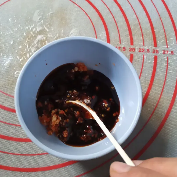 Untuk sambal kecap, campur cabai rawit merah, garam, dan kecap manis, kemudian aduk. Cek rasa dan bisa ditambahkan sedikit perasan jeruk nipis jika suka