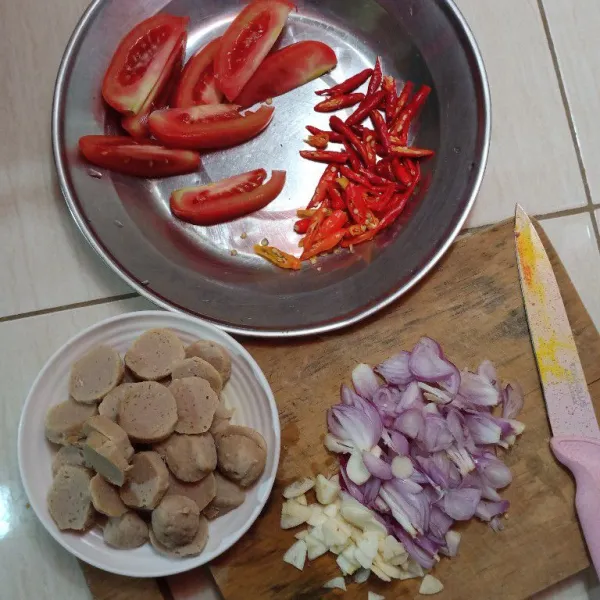 iris tomat, bakso, cabe, bawang putih dan bawang merah.