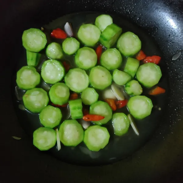 Masak hingga gambas layu dan matang, matikan api