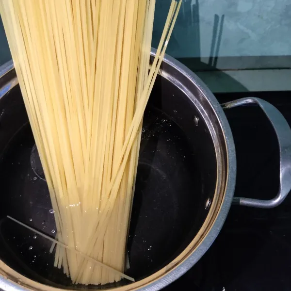 Rebus pasta hingga matang dan lunak. Tambahkan sedikit garam dan minyak goreng secukupnya.