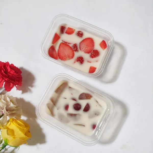 Strawberry anggur yogurt siap disajikan.