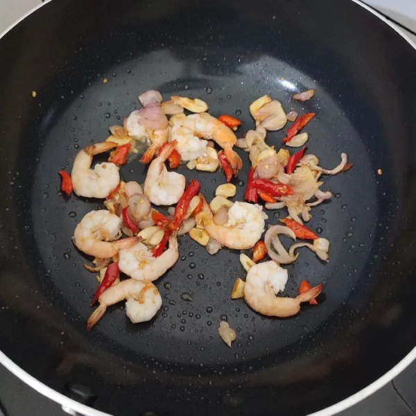 Tumis bawang merah, bawang putih hingga layu dan sedikit kecoklatan. Lalu masukkan cabe merah dan cabe rawit, aduk rata. Kemudian tambahkan udang, masak hingga udang berubah warna.