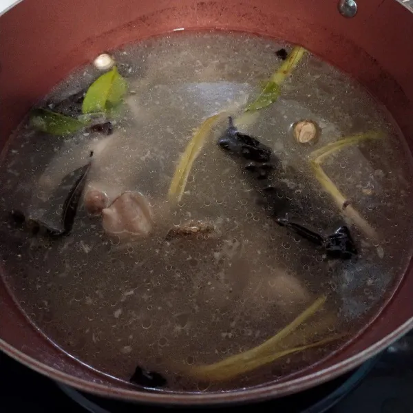 Masukkan bumbu yang telah ditumis ke dalam air rebusan. Tambahkan garam dan kaldu bubuk, jangan lupa koreksi rasa. Terakhir masukkan daun bawang iris.