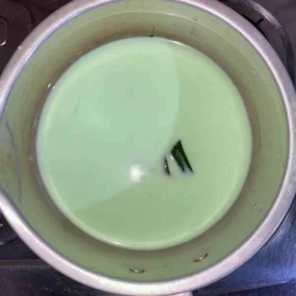 Masukkan susu cair, gula, garam dan daun pandan ke dalam panci lalu rebus sampai mendidih.