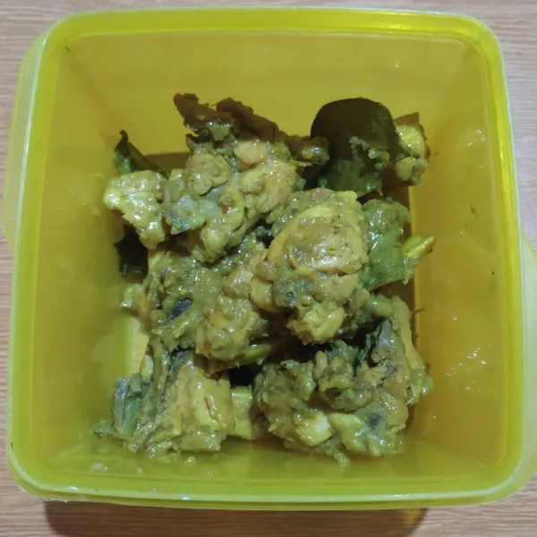 Jika ingin disimpan untuk stok kulkas, masukkan ayam ke dalam wadah tertutup.