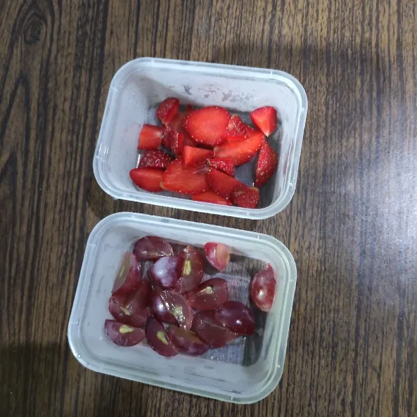 Masukan buah yang sudah di potong-potong ke wadah yang sudah disiapkan.