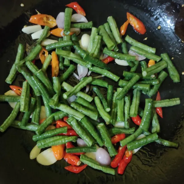 Masukkan kacang panjang, aduk rata.