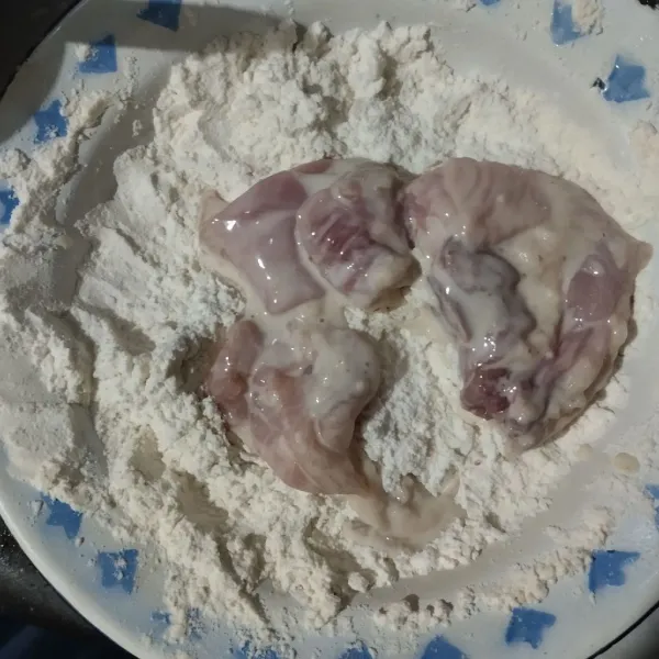 Gulingkan pada tepung pelapis. Balur rata sambil ditekan-tekan.