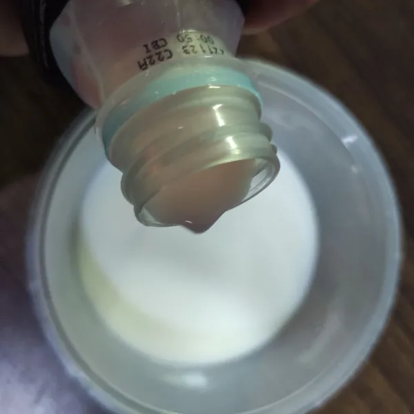 Lalu tambahkan susu kental manis dan yogurt drink, aduk sampai tercampur.