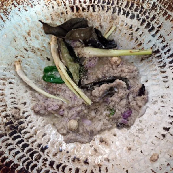 Haluskan bawang merah, bawang putih, jahe, pala, dan kemiri.  Tumis bumbu halus.