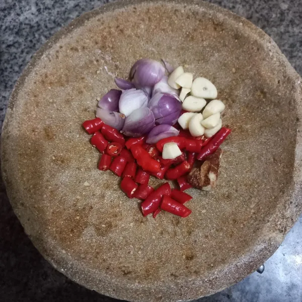 Haluskan bawang merah, bawang putih, cabe merah keriting dan kencur.