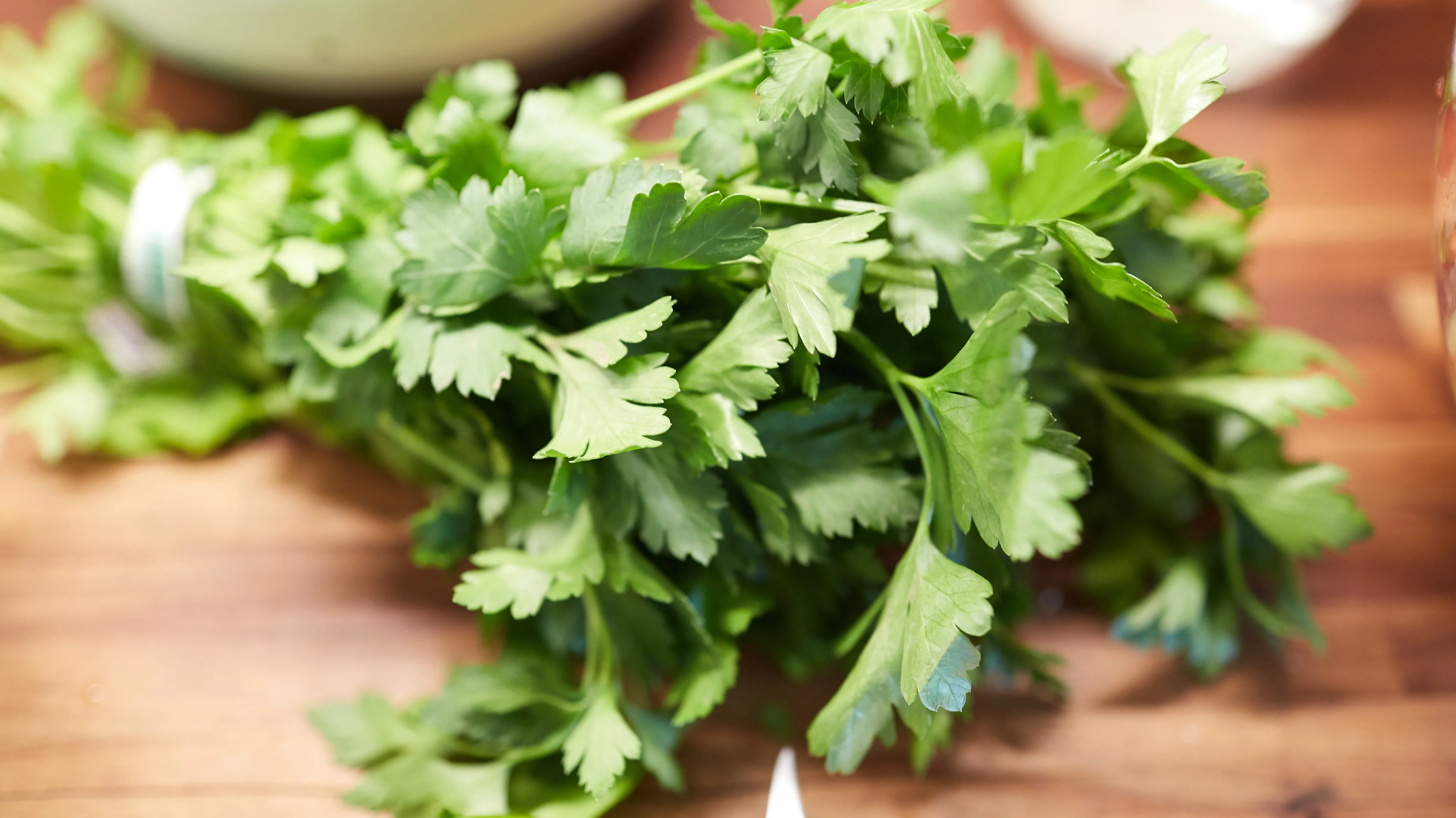 daun parsley untuk menghilangkan bau pete di mulut