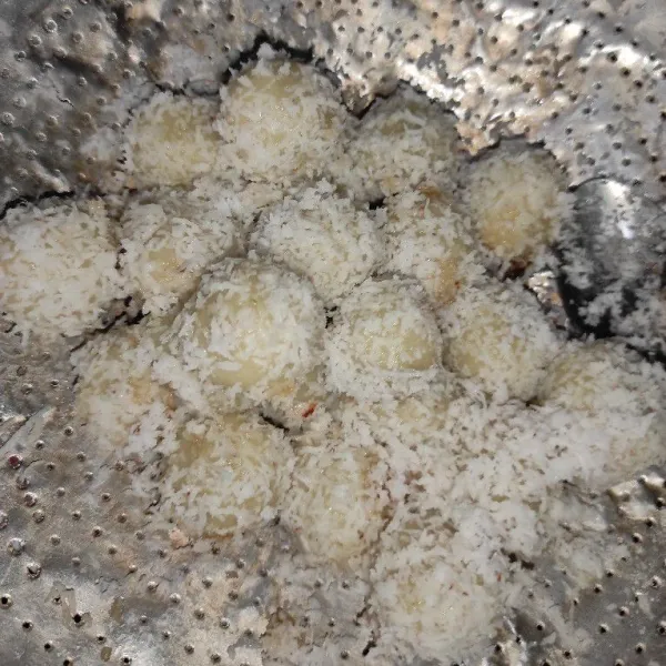 Masukan klepon kedalam wadah berisi kelapa parut, ratakan/urap. Hidangkan.