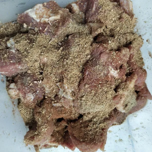 Marinasi daging yang sudah dipotong-potong dengan bumbu bubuk biar lebih meresap.