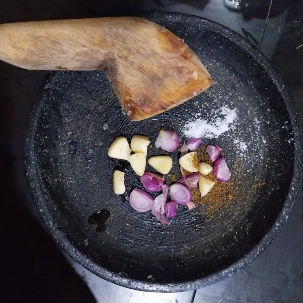 Haluskan bawang merah, bawang putih, bersama jintan dan garam.