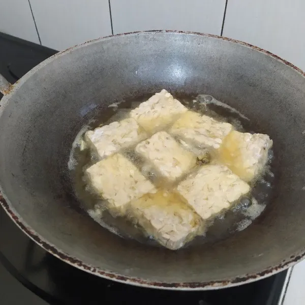 Goreng tempe hingga kecoklatan, angkat dan tiriskan.