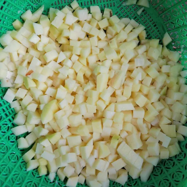 Potong dadu kentang lalu cuci hingga bersih.