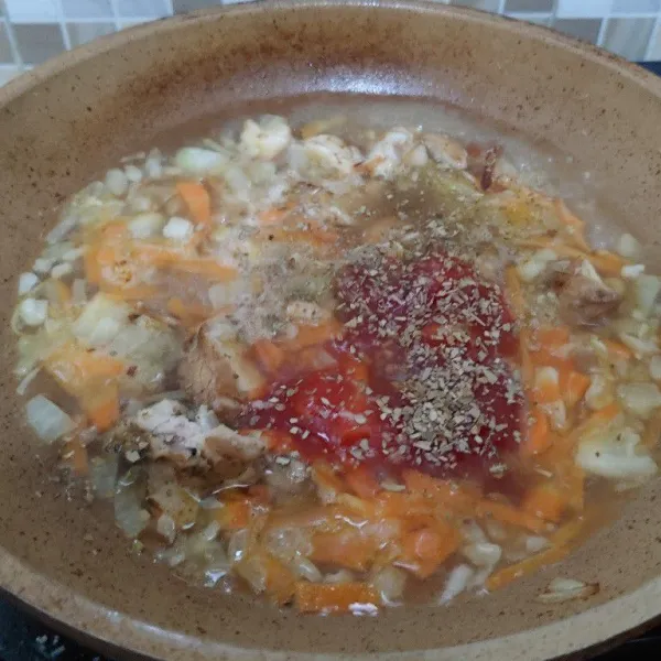 Tambahkan sedikit air, beri bumbu garam, kaldu jamur, saos tomat, lada dan oregano, aduk sampai rata.