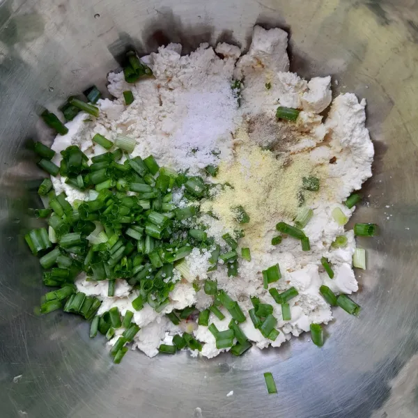 Masukkan daun bawang, bawang putih bubuk, garam, gula pasir, kaldu bubuk dan merica bubuk. Aduk rata.