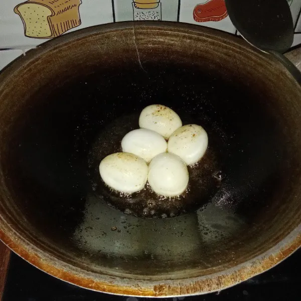 Goreng telur hingga berkulit, lalu tiriskan.