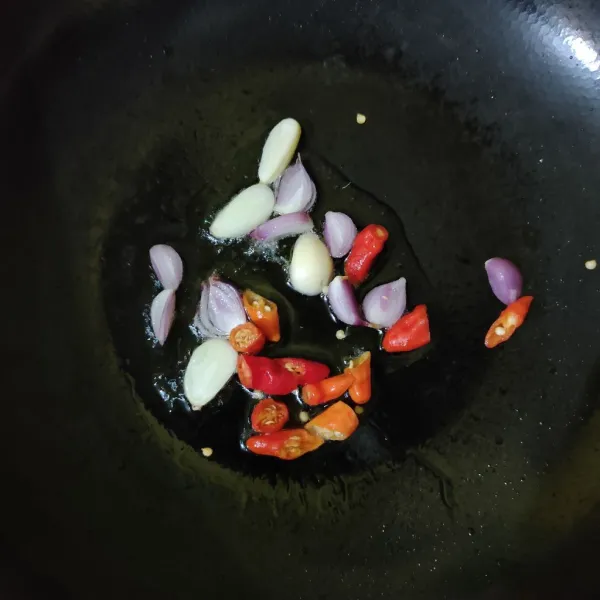Tumis bawang merah, bawang putih, dan cabai rawit hingga harum