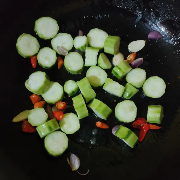 Masukkan gambas, lalu aduk rata