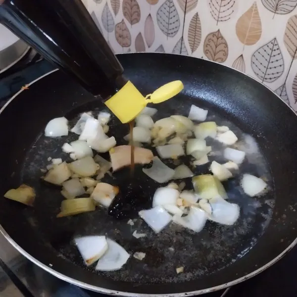 Sisakan sedikit minyak di wajan bekas menggoreng ikan tadi. Panaskan kembali dan masukkan bawang putih, bombay, dan lengkuas. Tumis sampai harum. Tambahkan air dan saat mulai mendidih, masukkan saus tiram, serta kecap manis. Aduk rata.