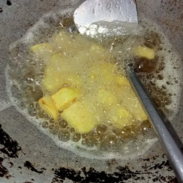 Goreng kentang hingga matang dan berkulit.