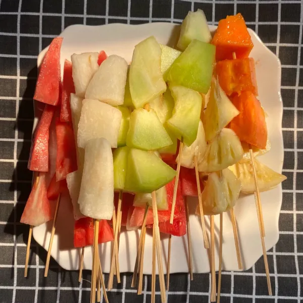 Tusuk buah menggunakan tusuk sate.