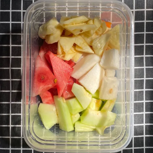 Cuci dan potong-potong buah.