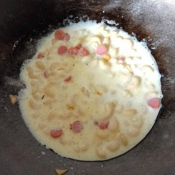 Masukan makaroni dan full cream. Aduk hingga susu full cream menyusut.