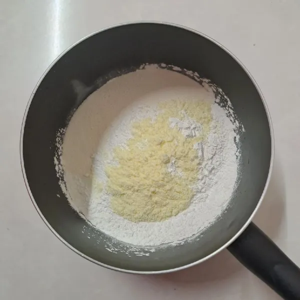 Campur jadi satu tepung beras, susu bubuk, krimer non dairy dan garam. Tuang pasta pandan dan air secara bertahap, aduk sampai rata dan larut.