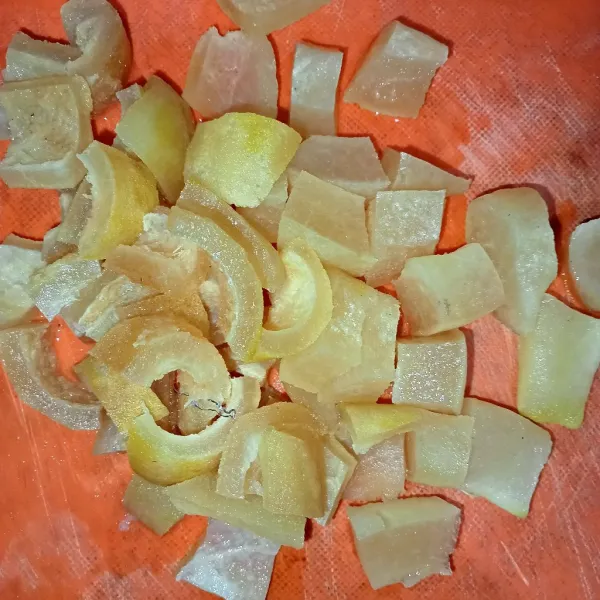 Potong dadu krecek terlebih dahulu.