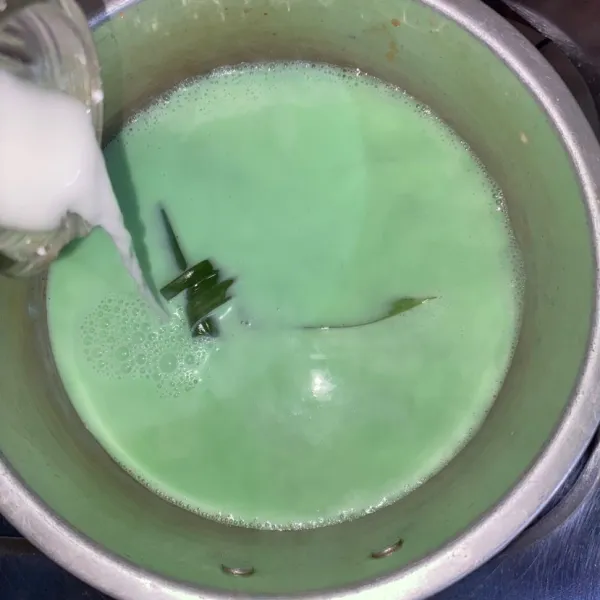 Masukkan larutan maizena, aduk sampai mengental.