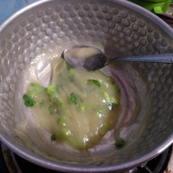 Tuang di panci, 1 sdm tapioka dari takaran resep, irisan daun bawang, air, bawang putih bubuk, garam, lada, dan kaldu bubuk. Masak api kecil sampai mengental. Bumbu bisa ditambah sesuai selera.