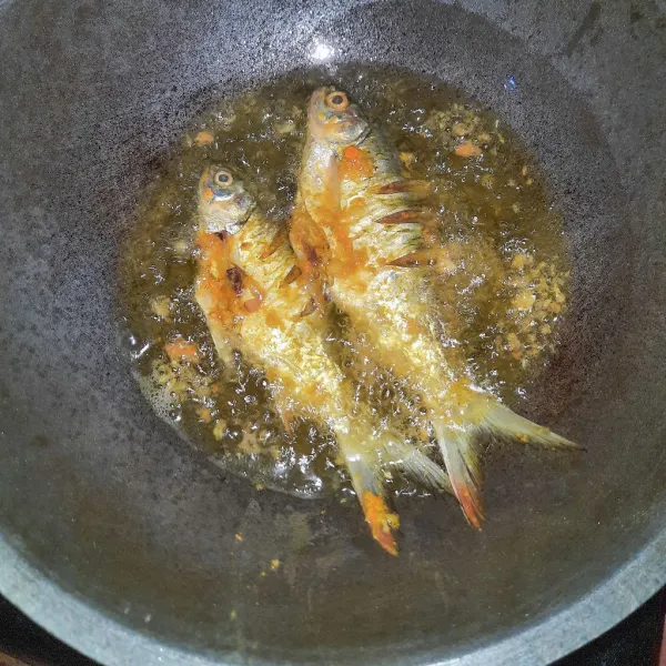 Siapkan wajan dan panaskan minyak lalu goreng ikan tawes yang sudah dimarinasi sampai menguning dan kering.