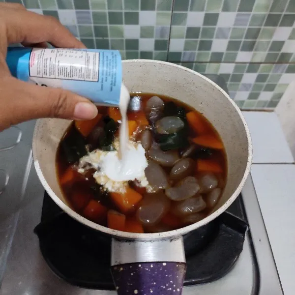 Setelah itu masukkan santan, aduk rata.