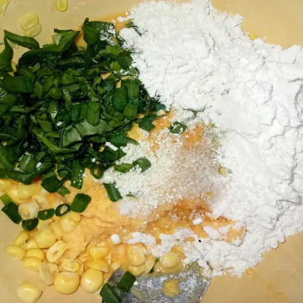 Tuang jagung halus kedalam wadah jagung, tambahkan tepung terigu, tepung beras, seledri, gula, garam dan kaldu jamur.