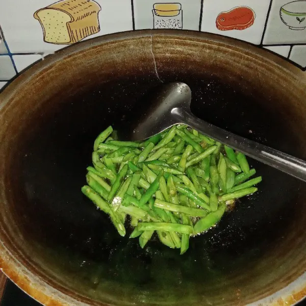 Kemudian goreng buncis hingga layu dan tiriskan.